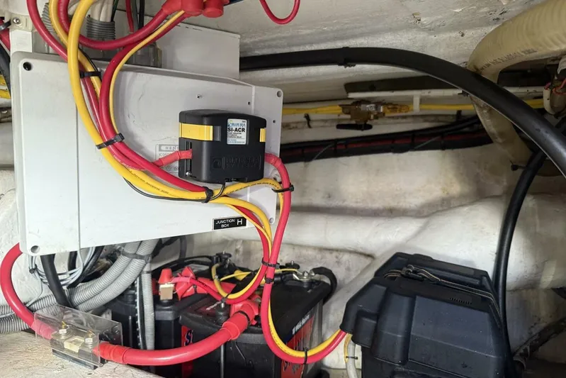  Yacht Photos Pics Electrical wiring and battery setup in a 2000 Royal Pacific 476 Sport Cruiser.