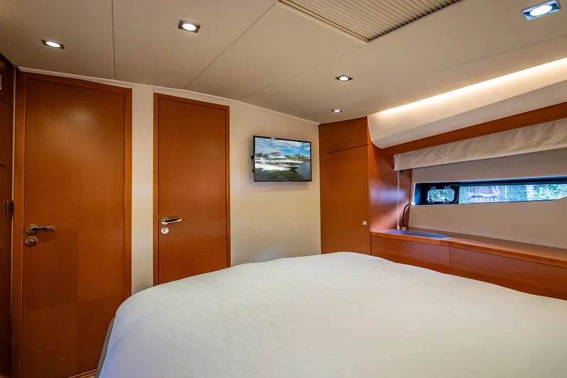 Miss Zoe Yacht Photos Pics Luxurious bedroom interior of 2014 Prestige 500 Fly yacht with modern design.