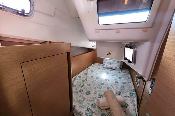 Fred's Dream Yacht Photos Pics Cabin interior of 2020 Jeanneau Sun Odyssey 410 sailboat with cozy bedding.