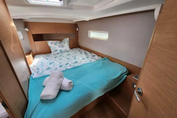 Fred's Dream Yacht Photos Pics Cozy cabin interior of 2020 Jeanneau Sun Odyssey 410 with bed and window.