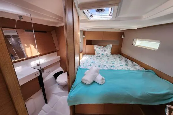 Fred's Dream Yacht Photos Pics Interior of 2020 Jeanneau Sun Odyssey 410 yacht with cozy bed and compact bathroom.