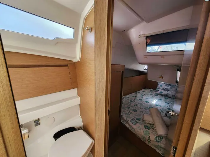 Fred's Dream Yacht Photos Pics Interior of 2020 Jeanneau Sun Odyssey 410, featuring cozy cabin and compact bathroom.
