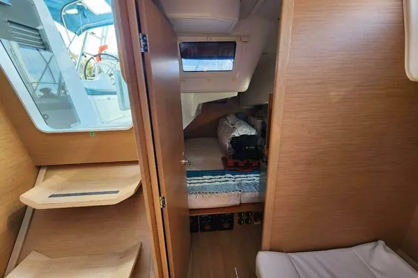 Fred's Dream Yacht Photos Pics Interior cabin of 2020 Jeanneau Sun Odyssey 410 sailboat, featuring cozy sleeping area.