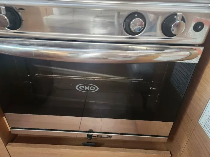 Fred's Dream Yacht Photos Pics Stainless steel oven in Jeanneau Sun Odyssey 410 yacht, 2020 model.