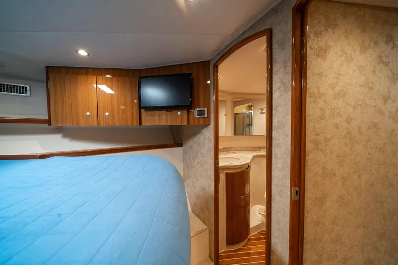Ring Game Yacht Photos Pics Interior of 2008 Viking 42 Convertible yacht with bedroom and bathroom view.