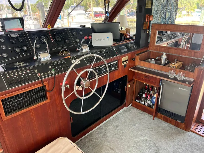 Arvo Arrow Yacht Photos Pics 1985 Chris-Craft 460 Constellation yacht interior with steering wheel and bar setup.