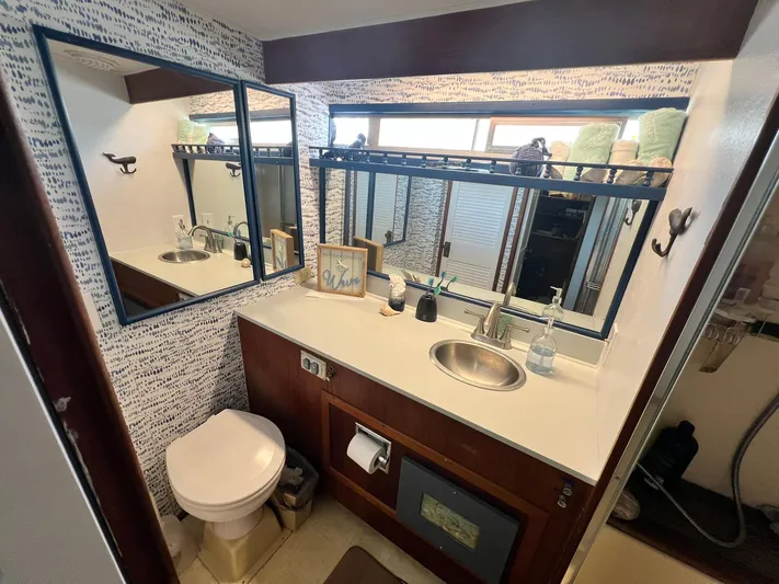 Arvo Arrow Yacht Photos Pics 1985 Chris-Craft 460 Constellation bathroom with sink, mirror, and toilet.