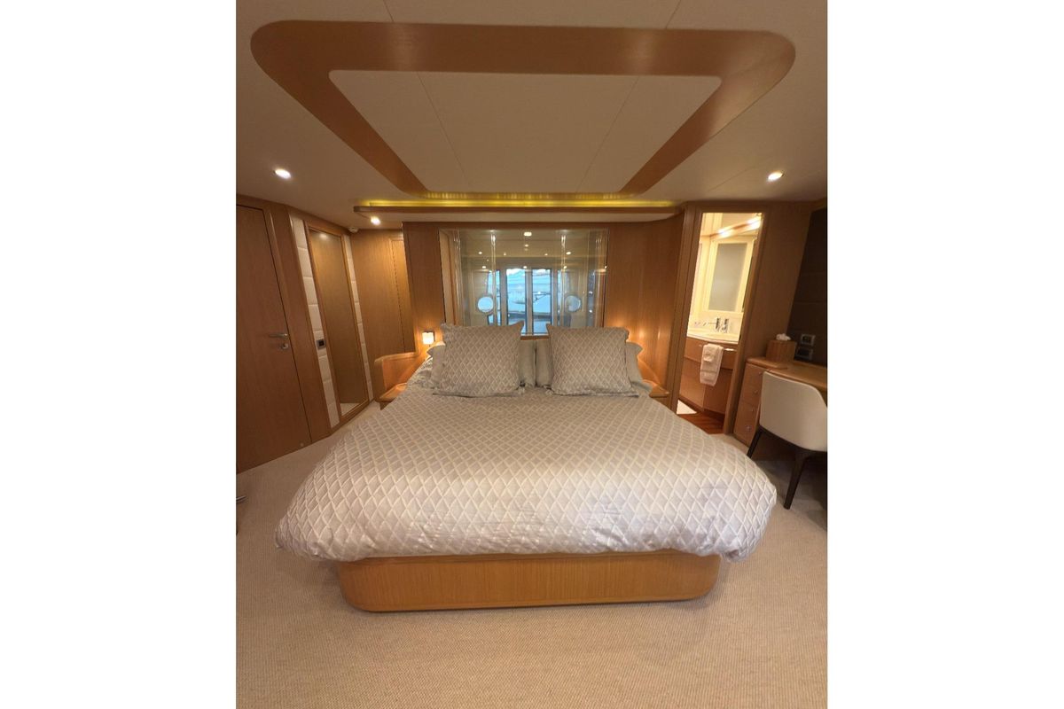 2011 Ferretti Yachts 83 