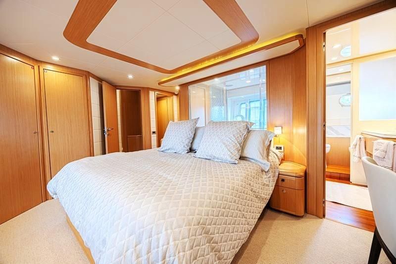 2011 Ferretti Yachts 83