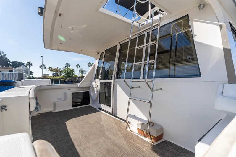 Hyve Yacht Photos Pics 2001 Bayliner 4788 Pilothouse yacht with spacious deck and ladder, featuring modern design elements.