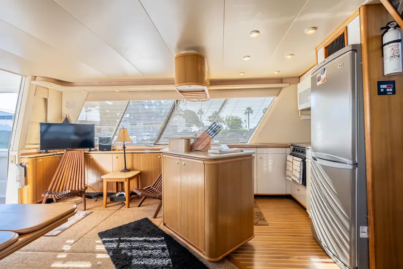 Hyve Yacht Photos Pics Interior of 2001 Bayliner 4788 Pilothouse yacht with modern kitchen and seating area.