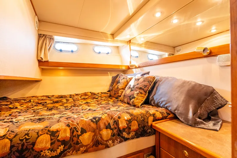 Hyve Yacht Photos Pics Luxurious cabin interior of 2001 Bayliner 4788 Pilothouse with elegant bedding and ambient lighting.