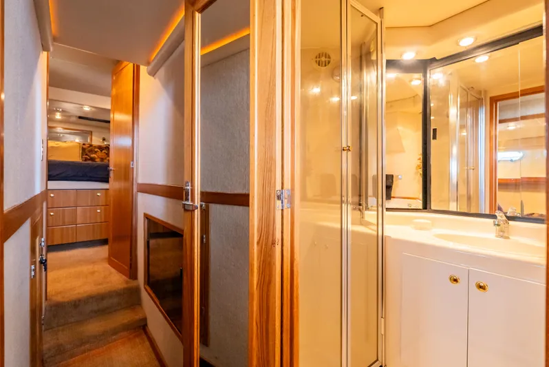 Hyve Yacht Photos Pics Interior of 2001 Bayliner 4788 Pilothouse yacht, featuring a bathroom and hallway.