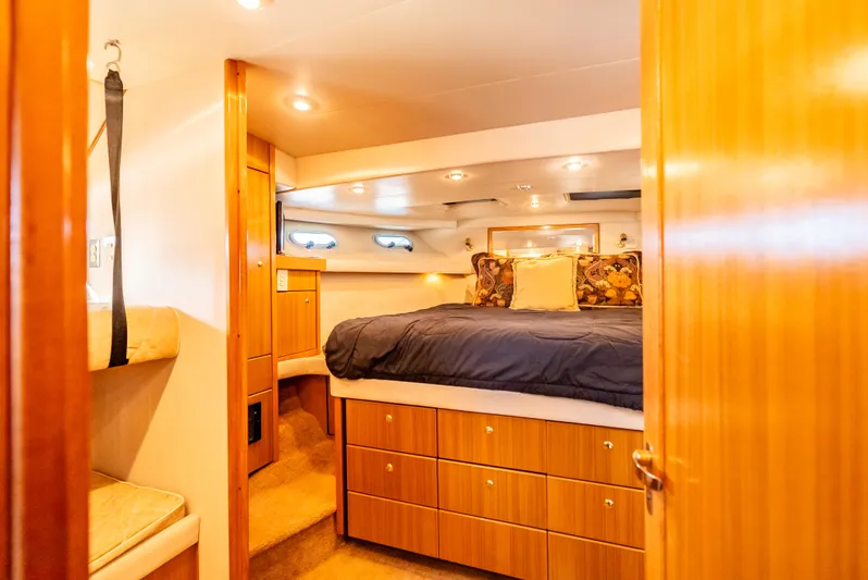 Hyve Yacht Photos Pics Luxurious cabin interior of 2001 Bayliner 4788 Pilothouse yacht with cozy bedding.