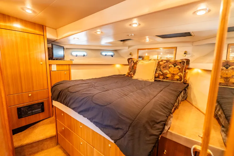 Hyve Yacht Photos Pics Luxurious cabin interior of 2001 Bayliner 4788 Pilothouse yacht with cozy bedding.