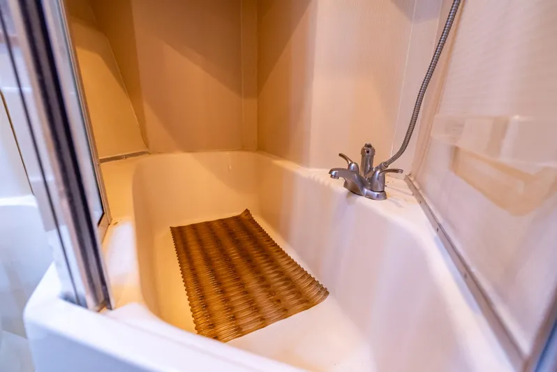 Hyve Yacht Photos Pics 2001 Bayliner 4788 Pilothouse bathroom with a bathtub and showerhead.