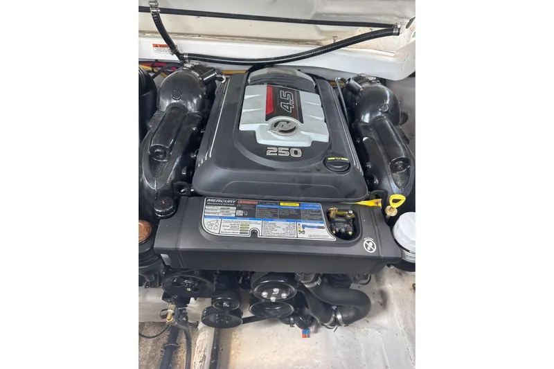  Yacht Photos Pics Engine of 2021 Monterey 298 Super Sport boat, featuring Mercury 4.5L 250 horsepower.
