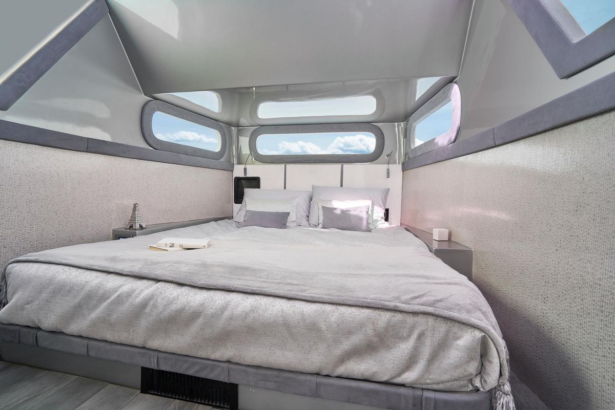 2019 Midnight Express 60 