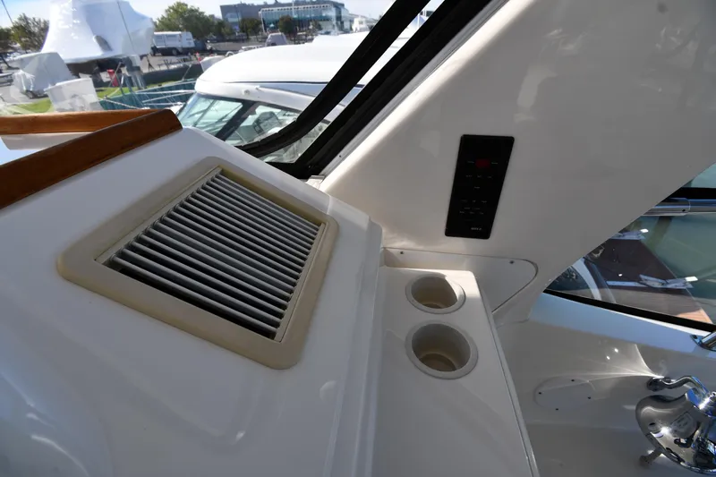 Nina Yacht Photos Pics 2002 Sea Ray 480 Sedan Bridge interior with control panel and cup holders.