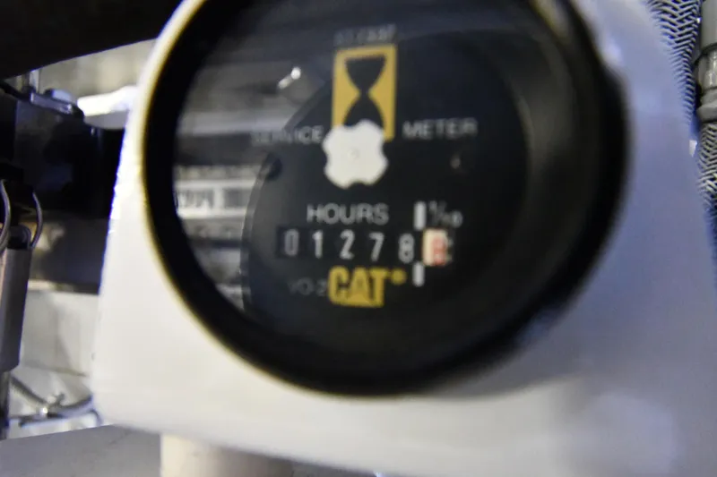 Nina Yacht Photos Pics Hour meter reading 1278 on 2002 Sea Ray 480 Sedan Bridge.