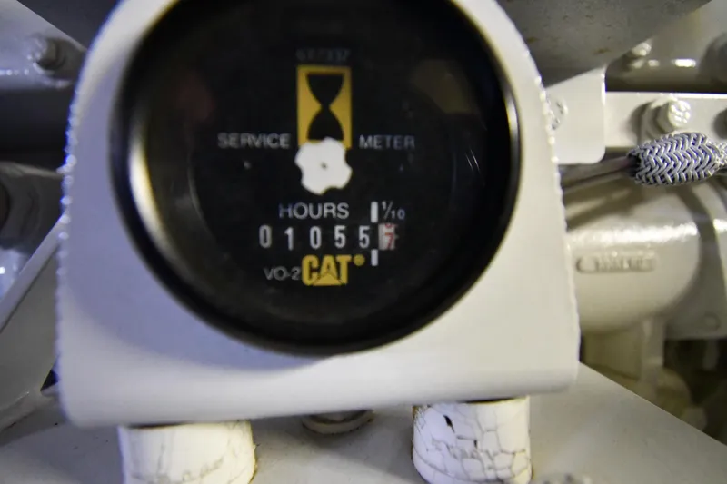 Nina Yacht Photos Pics Service meter on 2002 Sea Ray 480 Sedan Bridge showing 1055.7 hours.