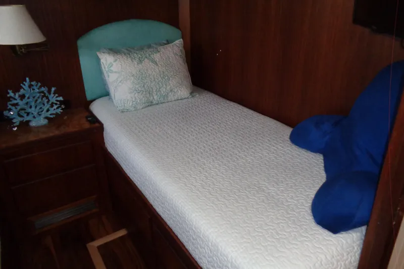 Ivory Lady Yacht Photos Pics Cozy cabin bed in 1987 Hatteras 70 Cockpit Motor Yacht with decorative pillows.