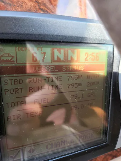  Yacht Photos Pics Display screen of 2005 Sea Ray 340 Sundancer showing vessel status and fuel data.