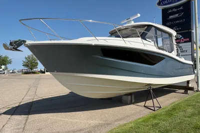 Boston Whaler 365 Conquest