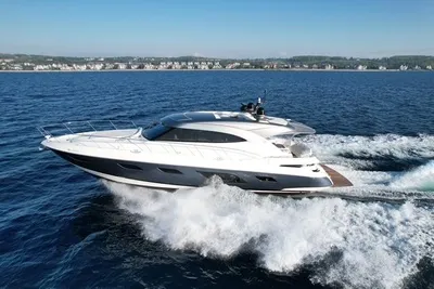 Riviera 6000 Sport Yacht