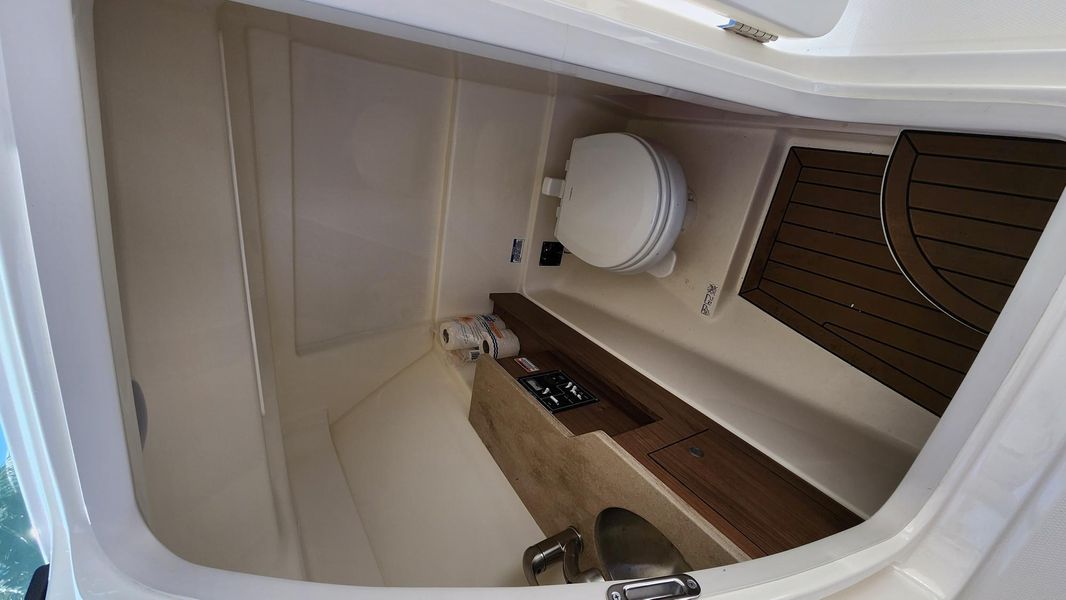 2021 Boston Whaler 280 Vantage