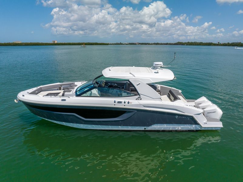 2022 Cruisers Yachts 38 GLS