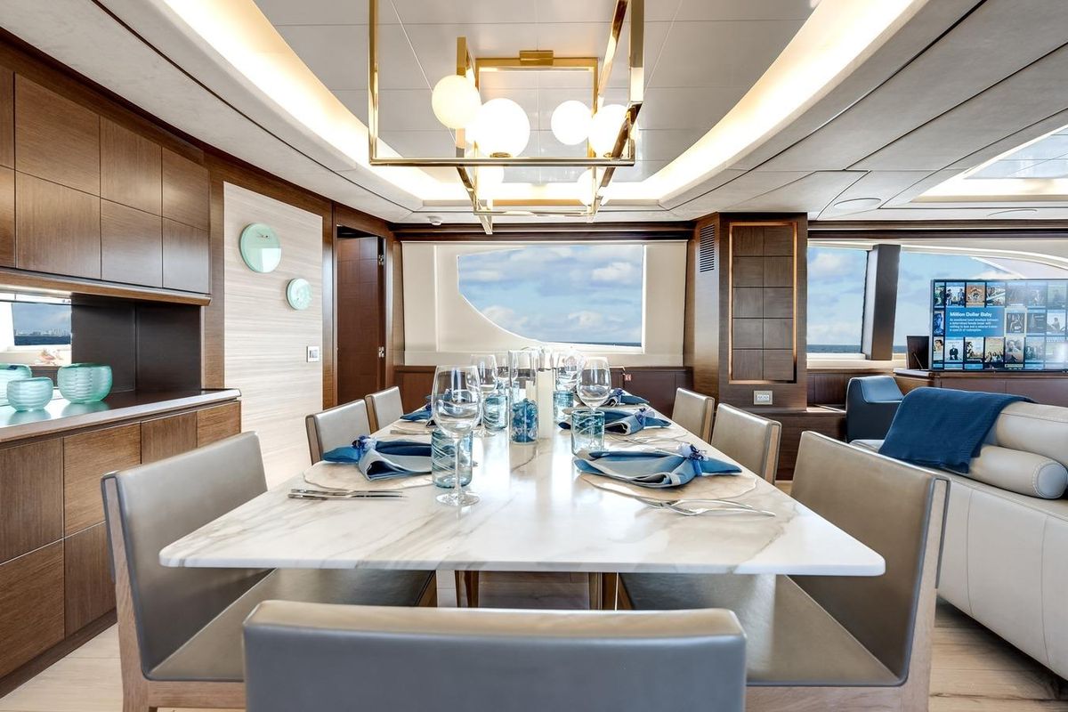 2009 Azimut 105 