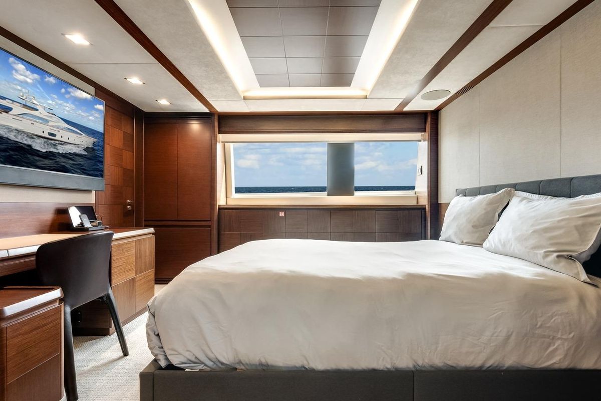 2009 Azimut 105 