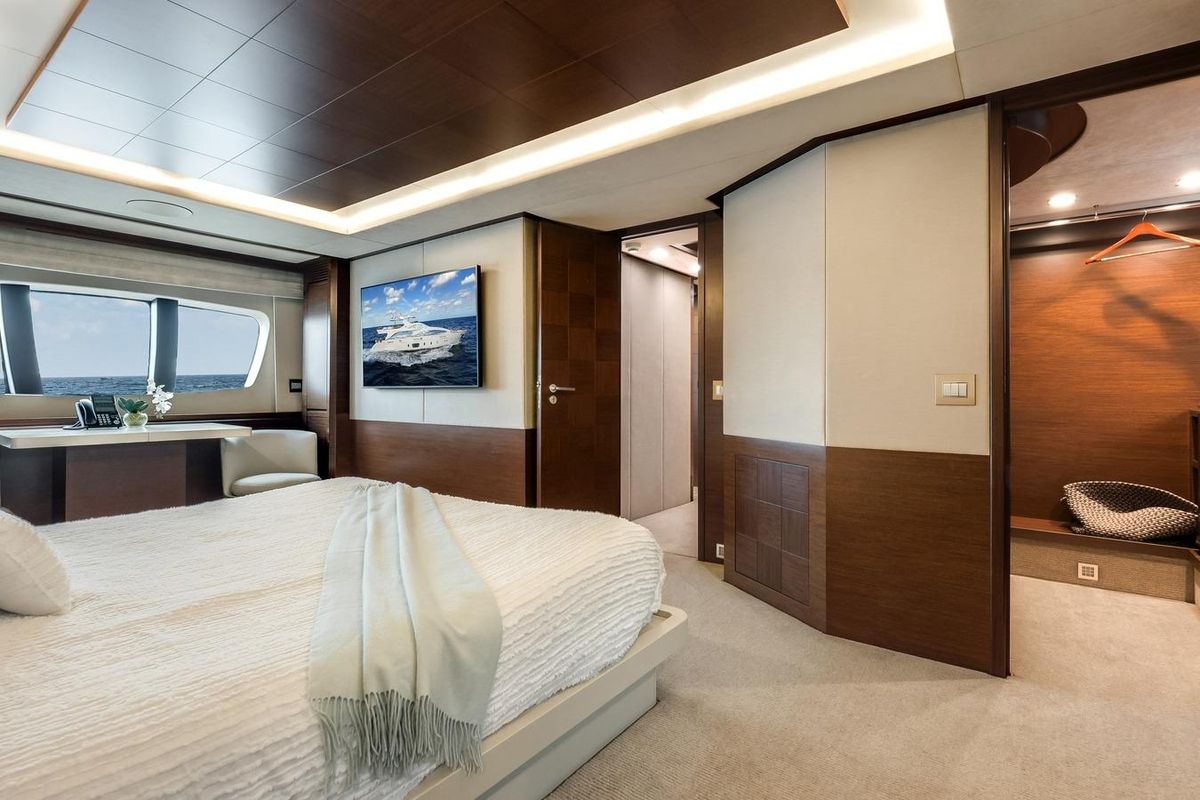 2009 Azimut 105 