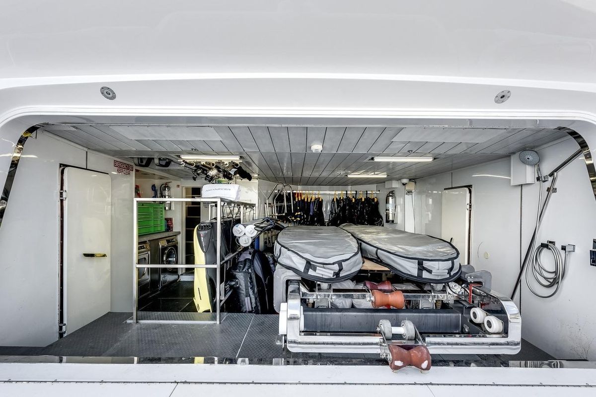 2009 Azimut 105 