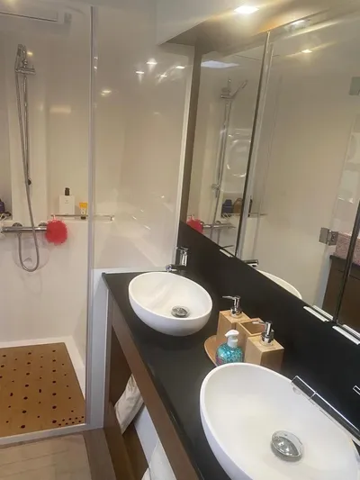 Hayat Yacht Photos Pics Modern bathroom in a 2021 Nautitech 46 Fly catamaran with dual sinks and a spacious shower.