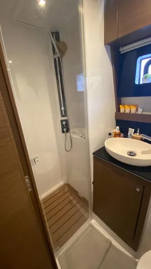 Hayat Yacht Photos Pics Modern bathroom on a 2021 Nautitech 46 Fly yacht with shower and sink.