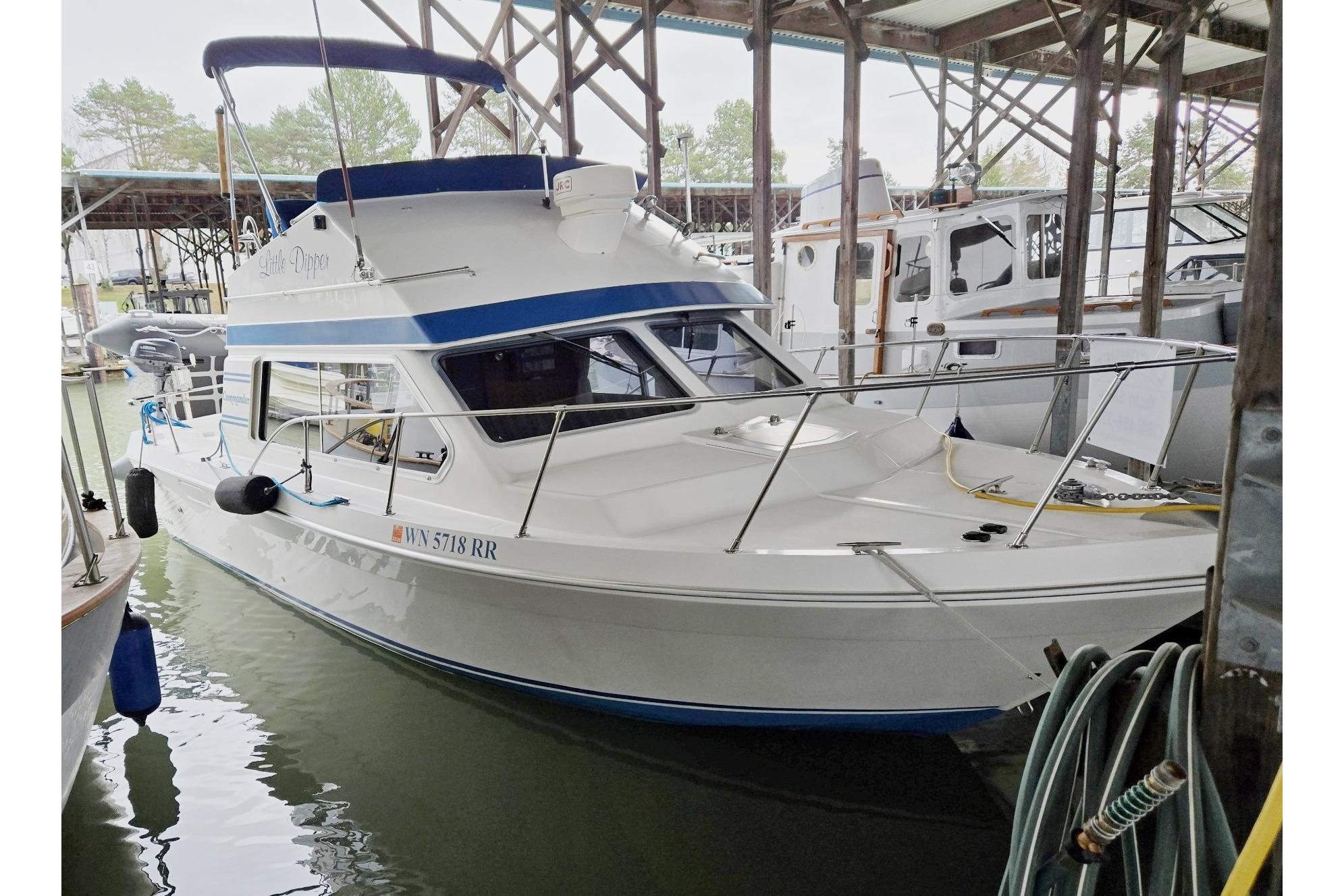 Commander Flybridge Sedan