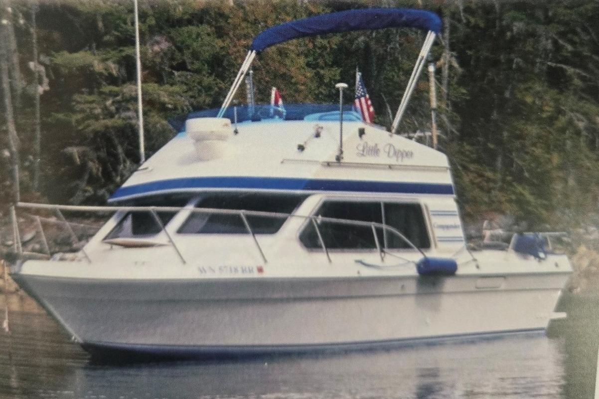 Commander Flybridge Sedan