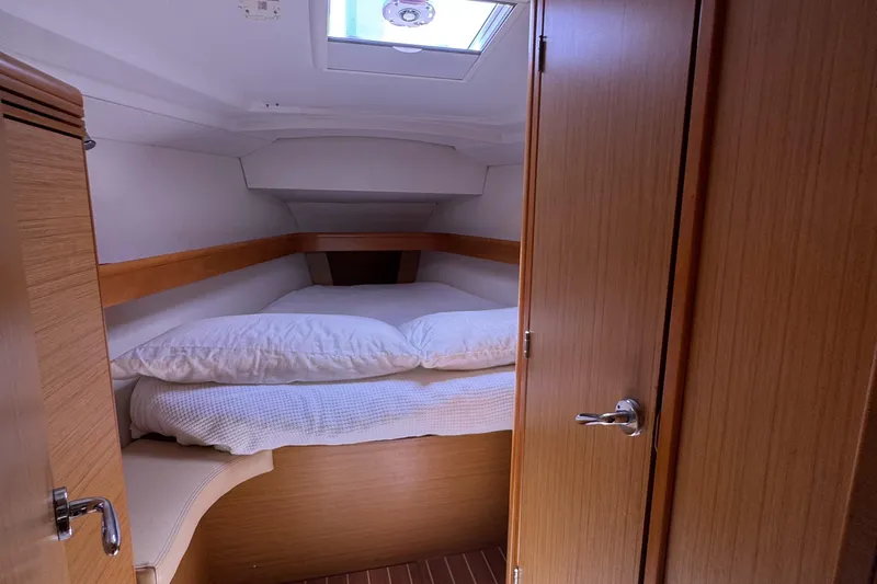 Pelican Pat Yacht Photos Pics Cozy cabin interior of 2010 Jeanneau Sun Odyssey 42i sailboat with comfortable bedding.