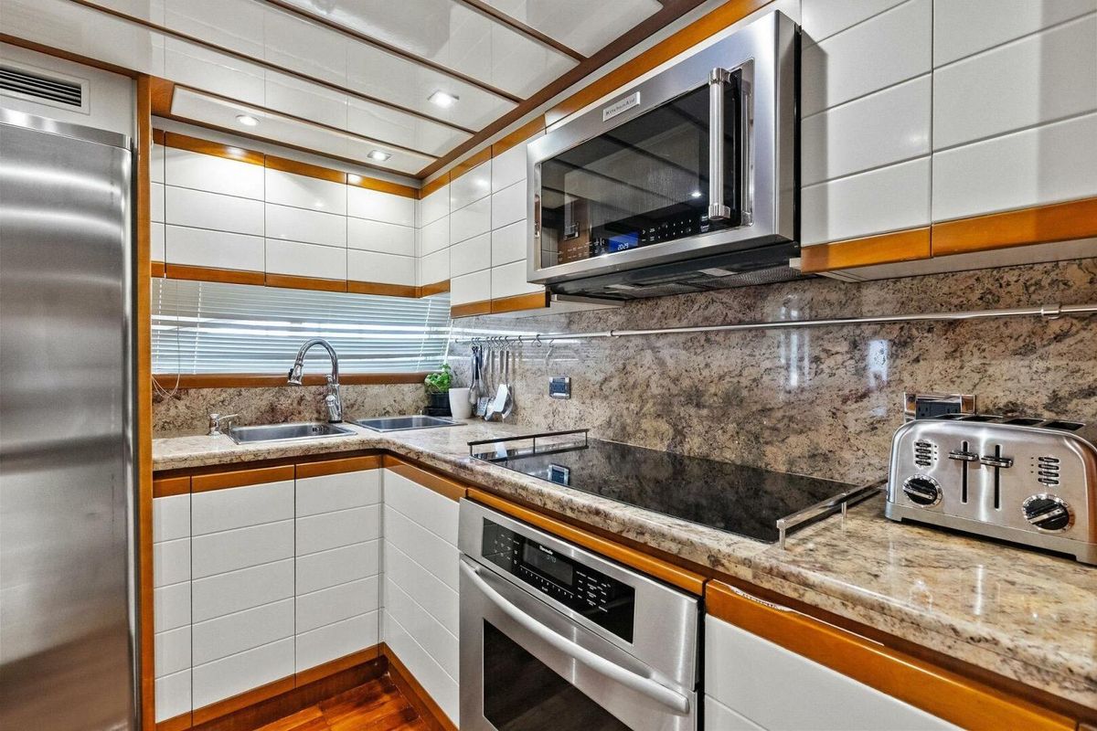 2004 Ferretti Yachts 94 