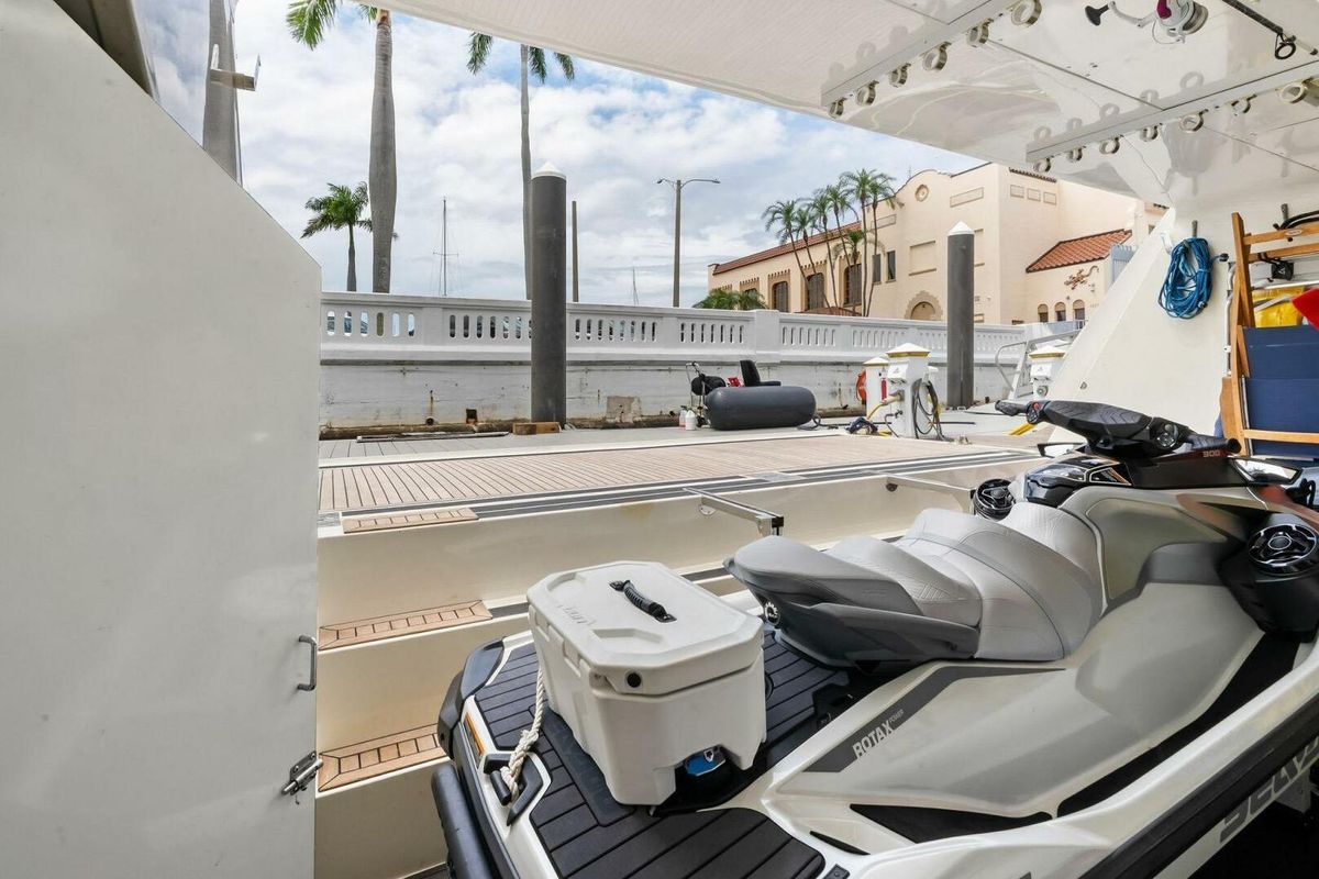2004 Ferretti Yachts 94 