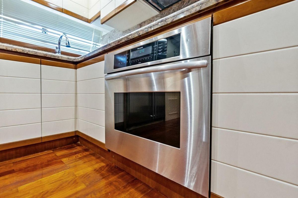 2004 Ferretti Yachts 94 