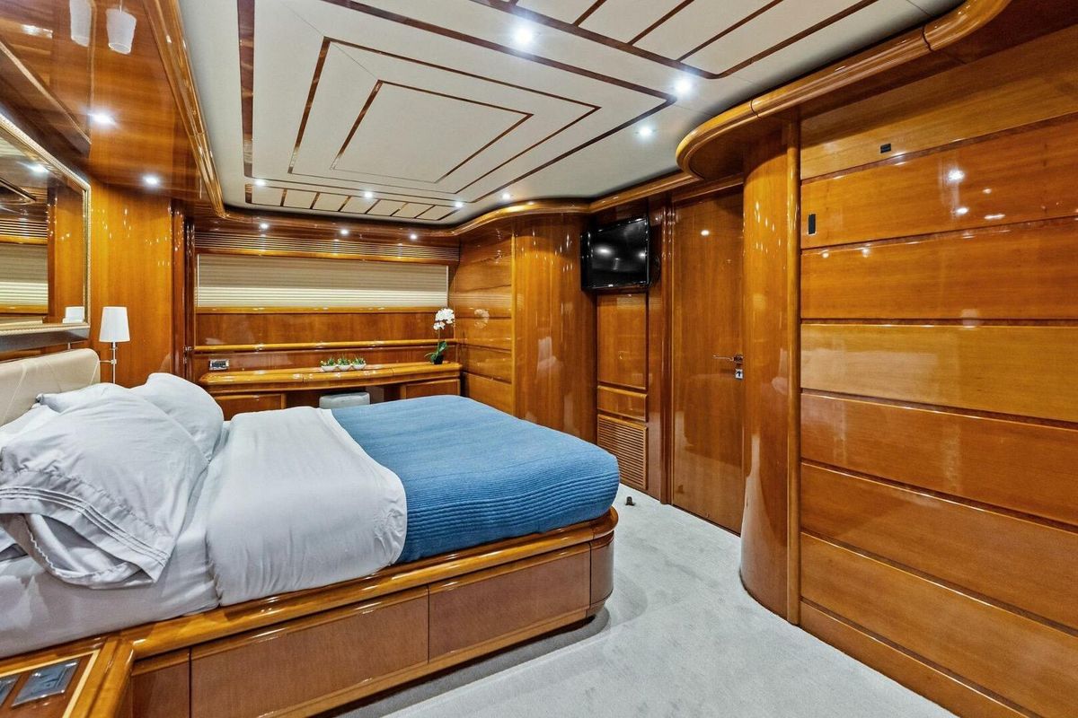 2004 Ferretti Yachts 94 