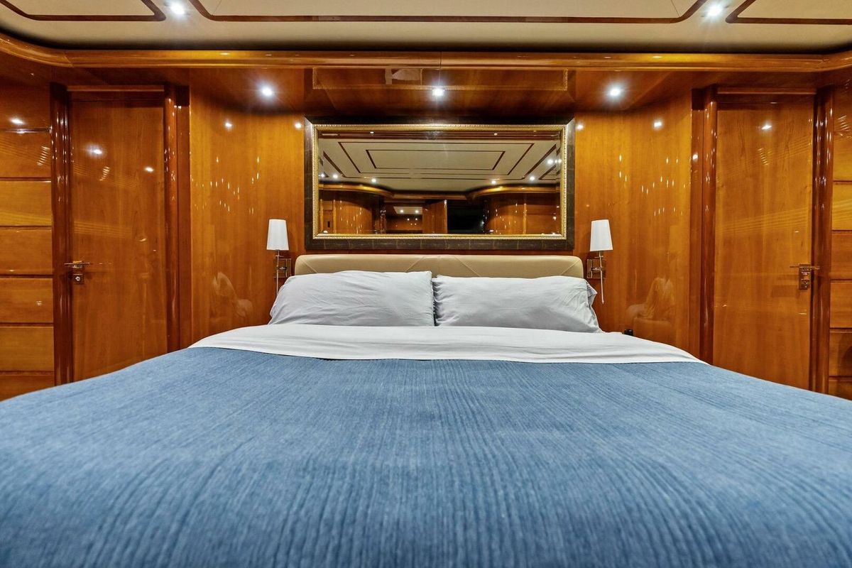 2004 Ferretti Yachts 94 