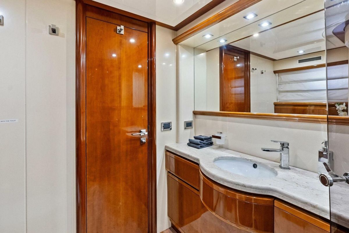 2004 Ferretti Yachts 94 