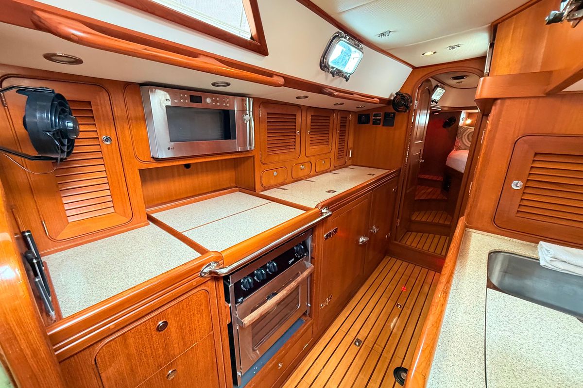 2008 Hylas 46 