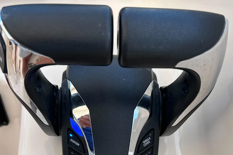  Yacht Photos Pics Throttle controls of a 2022 Grady-White 255 FREEDOM boat.