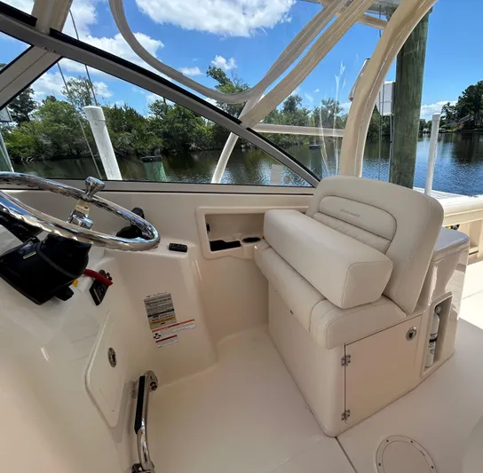  Yacht Photos Pics 2022 Grady-White 255 FREEDOM boat interior with steering wheel and seating.