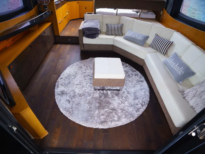 Lakehouse Yacht Photos Pics Luxurious 2016 Sea Ray L590 yacht interior with plush seating, round rug, and modern decor.